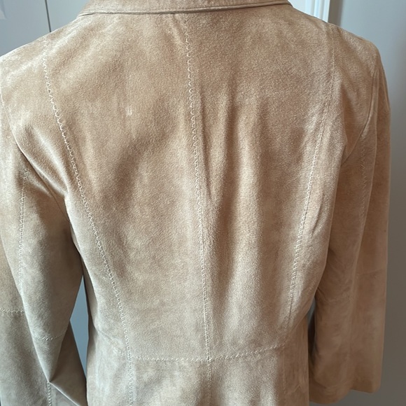 Three-quarter length suede three button jacket. Size 8 by John Paul Richard. - Picture 4 of 7